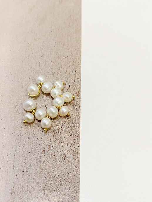 Bianca ear cuff de latón con baño en oro de 18k y perlas de agua dulce